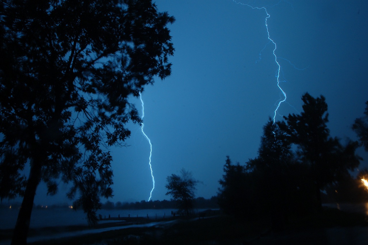 雷电暴雨，自然界的壮丽交响乐